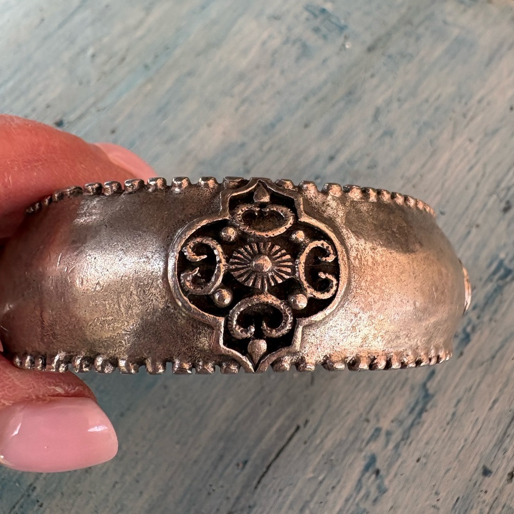 Pewter/Silver-Tone Bangle Bracelet with 4 Emblems on Sides & Raised Dots Edges - Picture 12 of 12